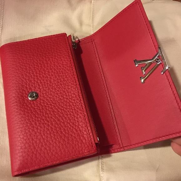 [SOLD] Louis Vuitton Capucines Compact Wallet - Picture 3 of 8